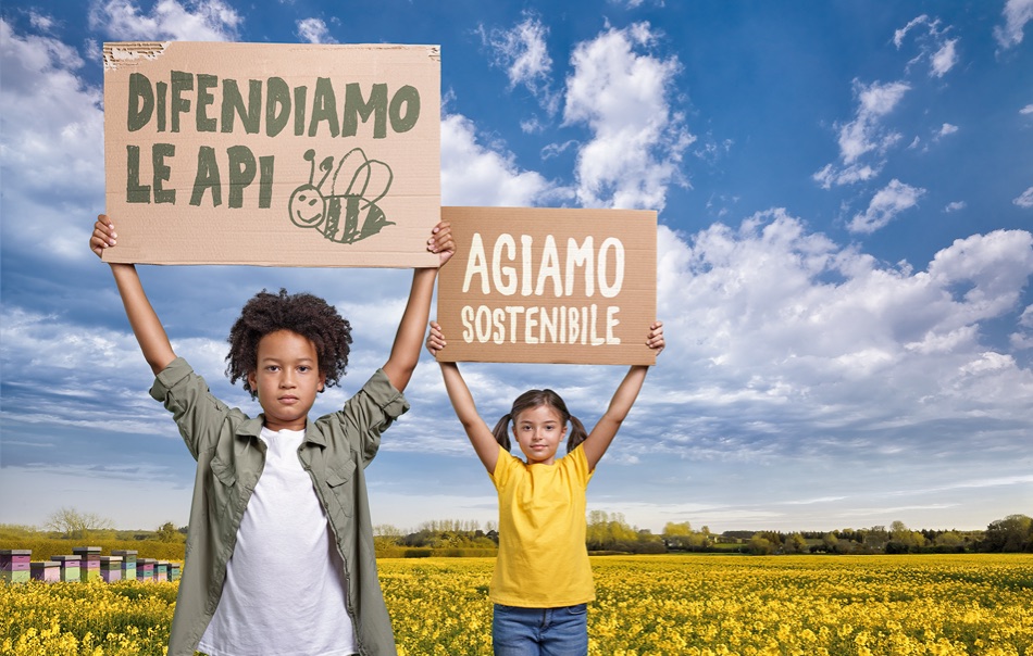 Bambini con cartelli a difesa delle Api, nella campagna pubblicitaria Mielizia